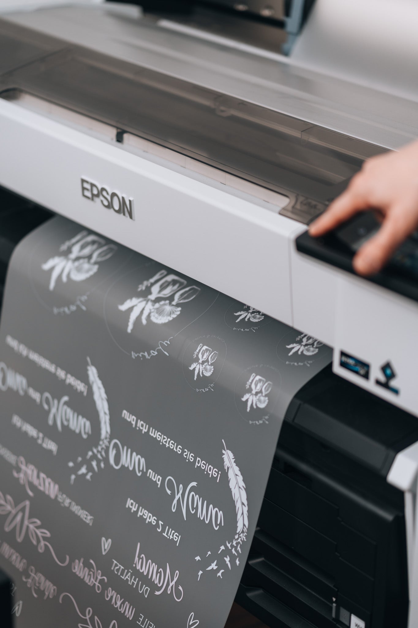 Epson Großformatdrucker erzeugt Motive für den individuellen Textiltransferdruck