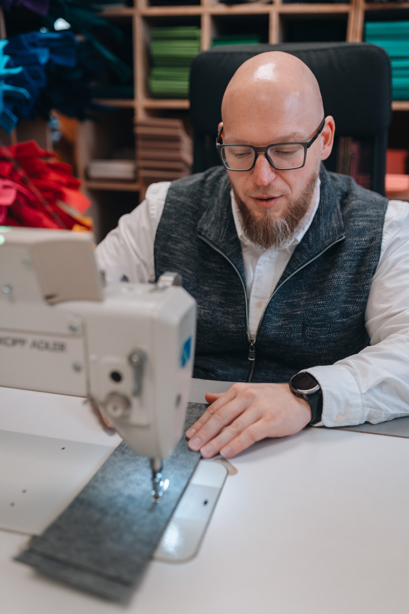Mitarbeiter näht ein Textilprodukt an der Industrienähmaschine – eigene Produktion in Hofkirchen