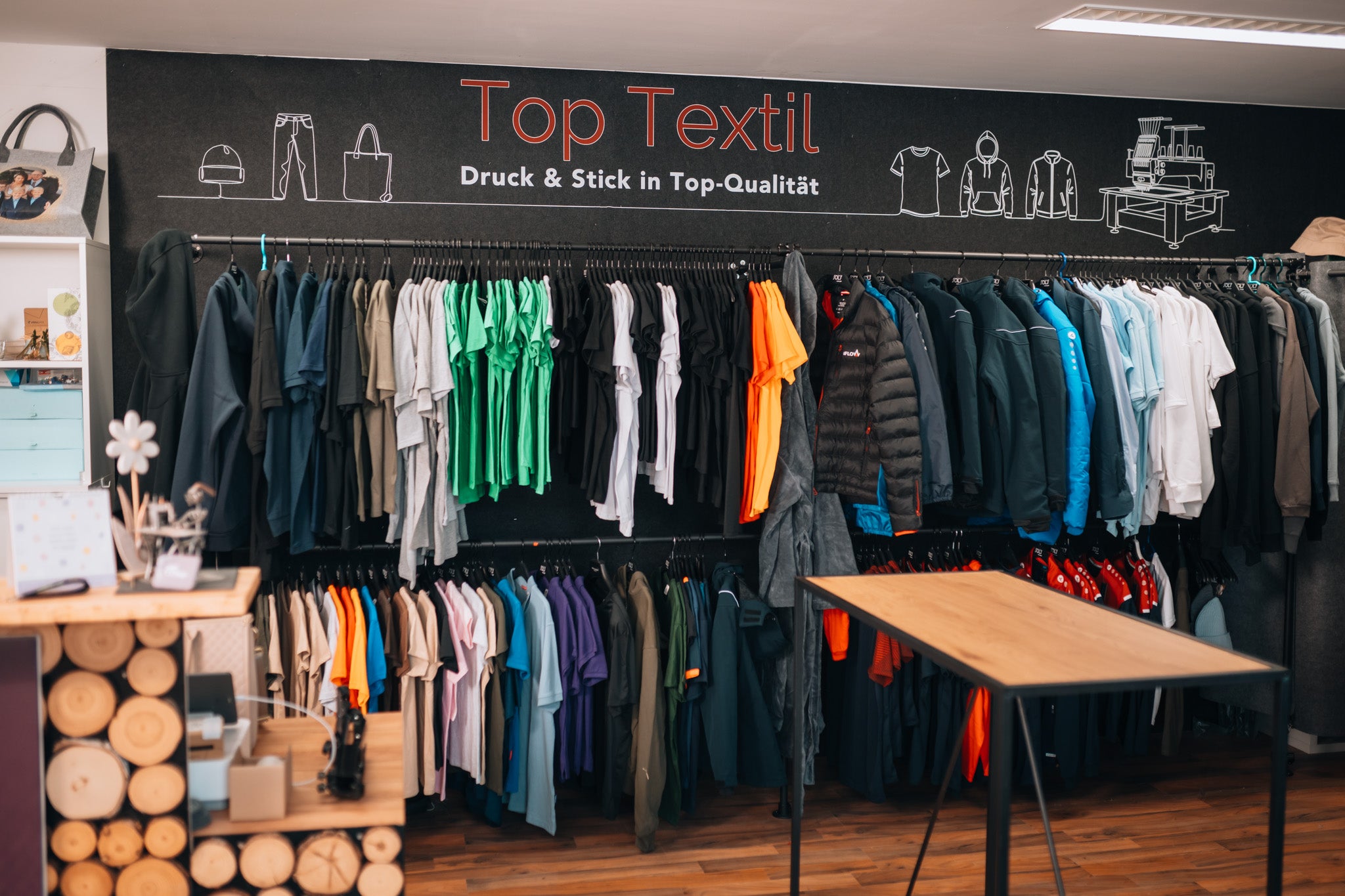 Gesamtansicht des Top Textil Showrooms mit Sortiment für Stick und Druck
